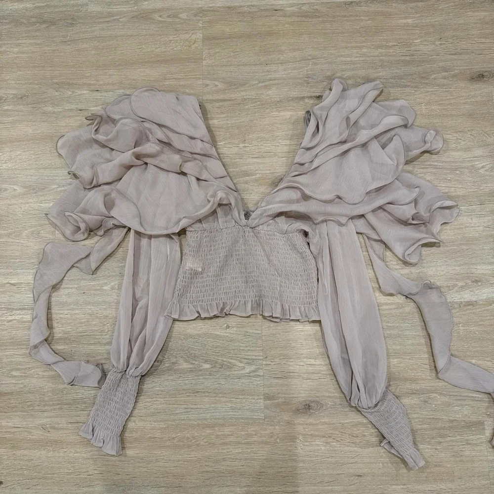 NWT Commense Elegant Nude Ruffled Women's Top Small - Picture 2 of 7
